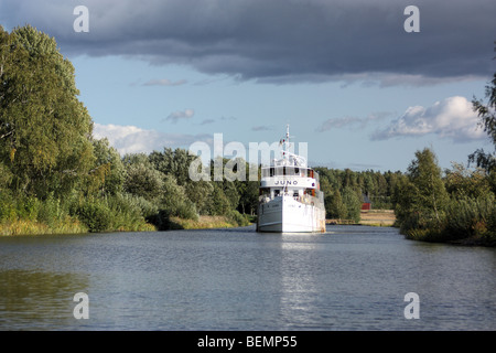 Weg von der klassischen Kanal Schiff M/S Juno, IMO 8634132, vorbei an Göta-Kanal, Schweden. Stockfoto