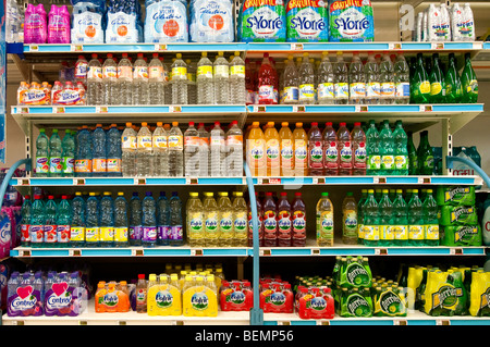 Volvic Mineralwasser in den Supermarktregalen - Frankreich. Stockfoto