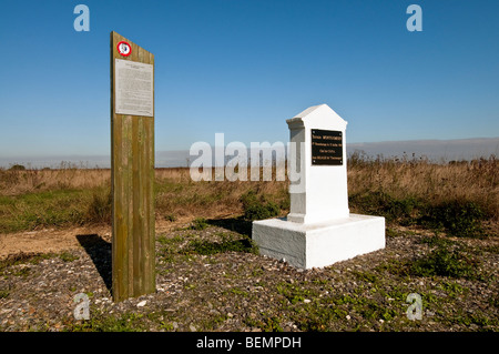 Gedenkstein feiert WW2 Fallschirm fallen auf "Gelände Montgomery' - Obterre, Indre, Frankreich. Stockfoto