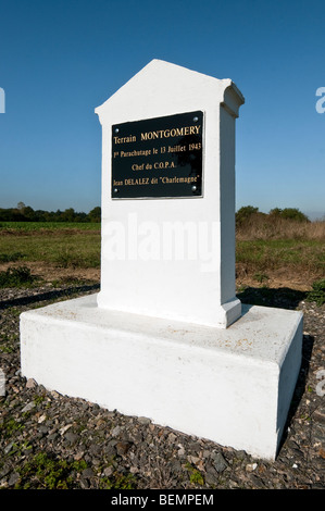 Gedenkstein feiert WW2 Fallschirm fallen auf "Gelände Montgomery' - Obterre, Indre, Frankreich. Stockfoto