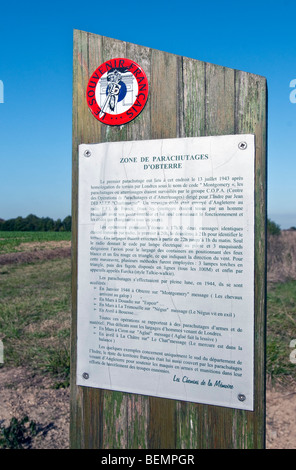 Gedenkstein feiert WW2 Fallschirm fallen auf "Gelände Montgomery' - Obterre, Indre, Frankreich. Stockfoto