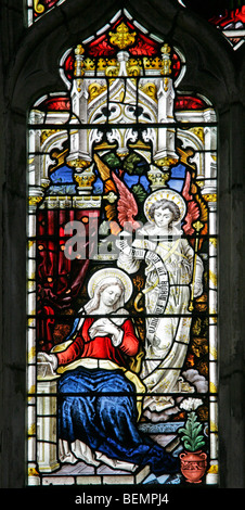 Ein Glasfenster, die Darstellung der Verkündigung, St Mary die Jungfrau Kirche, North Elmham, Norfolk Stockfoto