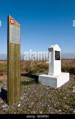 Gedenkstein feiert WW2 Fallschirm fallen auf "Gelände Montgomery' - Obterre, Indre, Frankreich. Stockfoto