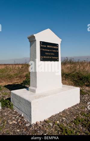 Gedenkstein feiert WW2 Fallschirm fallen auf "Gelände Montgomery' - Obterre, Indre, Frankreich. Stockfoto