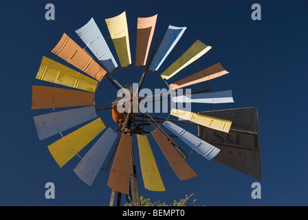 Bunte, alte Windmühle noch arbeiten auf einem Bauernhof in der Nähe von Fish River Canyon, Namibia, Afrika. Stockfoto