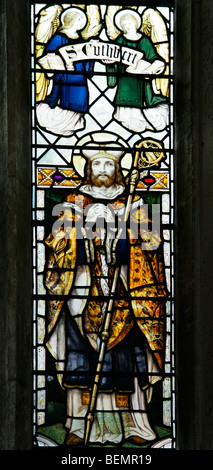 Ein Buntglasfenster von J Powell & Sons mit Darstellungen von Saint Cuthbert, St Nicholas Church, Blakeney, Norfolk Stockfoto