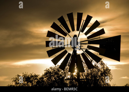 Silhouette von einer alten Windmühle gegen den Sonnenaufgang auf einem Bauernhof in der Nähe von Fish River Canyon, Namibia, Afrika. Stockfoto