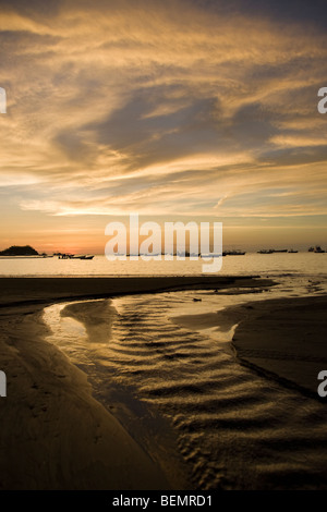 Seelandschaft der Mündung mit Fischerbooten im Hintergrund in Playas del Coco, Costa Rica. Stockfoto