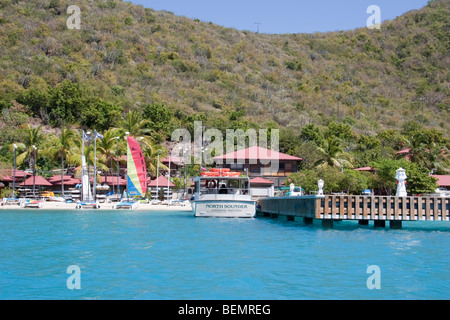 Pier am Bitter End Yacht Club und das Motorschiff Norden Echolot Stockfoto