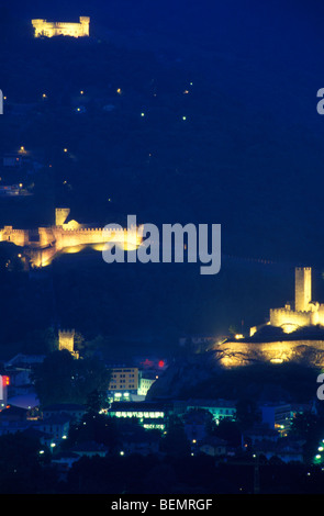 Schlösser Castello Montebello und Castello Castelgrande bei Nacht, Bellinzona, Tessin, Schweiz Stockfoto