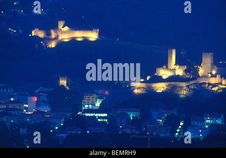 Schlösser Castello Montebello und Castello Castelgrande bei Nacht, Bellinzona, Tessin, Schweiz Stockfoto