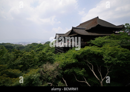 Bühne und Veranden des Hauptgebäudes am Kiyomizu-Dera-Tempel (vollständiger Name: Otowa-San Kiyomizu-Dera). Kyoto. Kansai. Japan Stockfoto