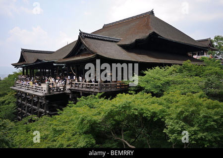 Bühne und Veranden des Hauptgebäudes am Kiyomizu-Dera-Tempel (vollständiger Name: Otowa-San Kiyomizu-Dera). Kyoto. Kansai. Japan Stockfoto