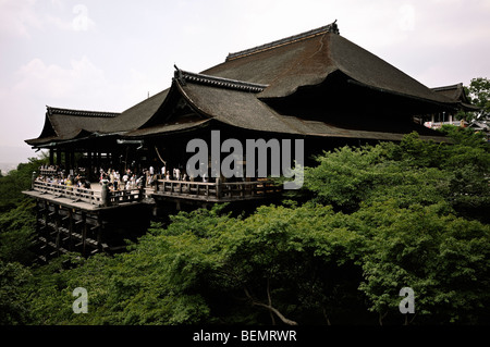 Bühne und Veranden des Hauptgebäudes am Kiyomizu-Dera-Tempel (vollständiger Name: Otowa-San Kiyomizu-Dera). Kyoto. Kansai. Japan Stockfoto