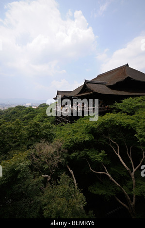 Bühne und Veranden des Hauptgebäudes am Kiyomizu-Dera-Tempel (vollständiger Name: Otowa-San Kiyomizu-Dera). Kyoto. Kansai. Japan Stockfoto