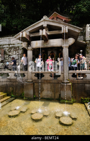 Anbeter Trinkwasser aus der Naturquelle Otowa-keine-Taki (Otawa Wasserfall). Kiyomizu-Dera Tempel. Kyoto. Japan Stockfoto