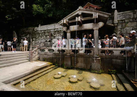 Anbeter Trinkwasser aus der Naturquelle Otowa-keine-Taki (Otawa Wasserfall). Kiyomizu-Dera Tempel. Kyoto. Japan Stockfoto