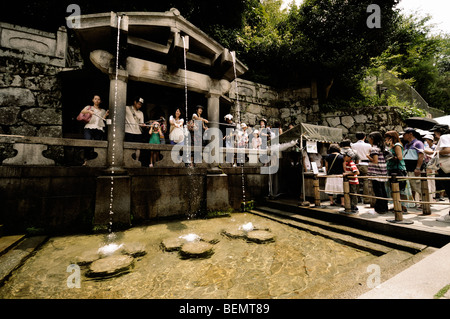 Anbeter Trinkwasser aus der Naturquelle Otowa-keine-Taki (Otawa Wasserfall). Kiyomizu-Dera Tempel. Kyoto. Japan Stockfoto