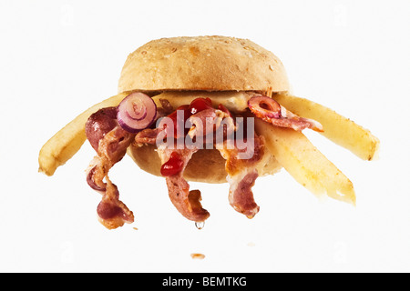 Brötchen gefüllt mit Speck und Pommes frites Stockfoto
