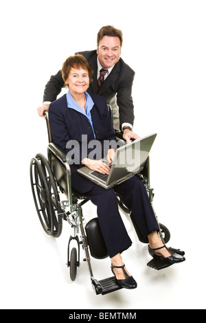 Ausgereifte Business-Team arbeiten am Computer. Die Frau sitzt im Rollstuhl. Voller Körper isoliert. Stockfoto