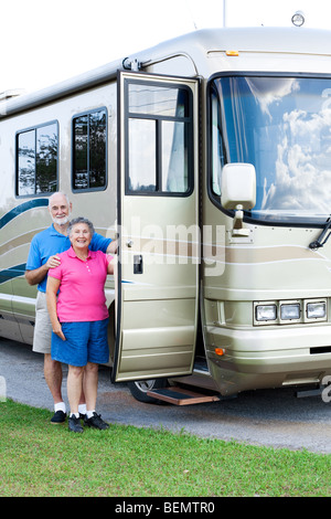 Happy im Ruhestand paar stehen neben ihren Luxus-Wohnmobil. Stockfoto