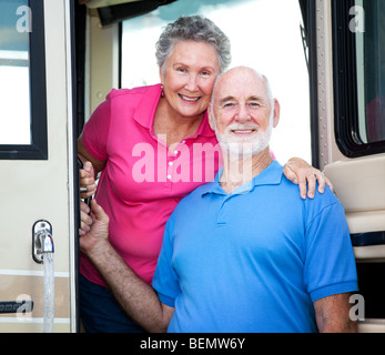 Porträt von senior paar an der Tür ihren Luxus RV Stockfoto