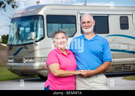 Aktiv im Ruhestand paar in der Liebe mit ihren Luxus-Wohnmobil im Hintergrund. Stockfoto