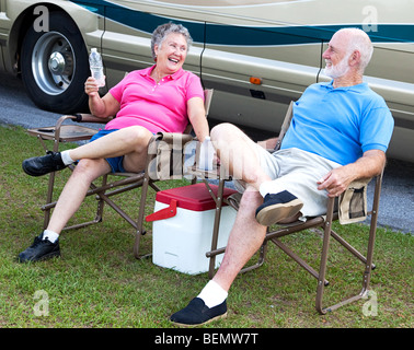 Senior Camper in Klappstühle außerhalb ihrer Wohnmobil sitzen. Stockfoto