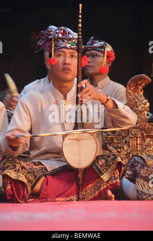 Gamelan-Orchester bei einem Barong und Kris Auftritt in Bali Indonesien Stockfoto