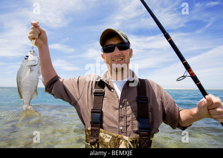 Glückliche Fischer zeigt seinen Fang. Stockfoto