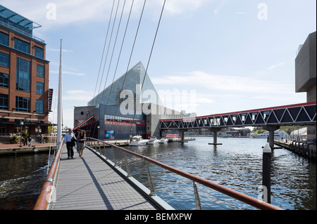 Hafengegend mit dem National Aquarium auf der rechten Seite, Baltimore, Maryland, USA Stockfoto