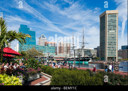 Cafe mit Blick auf Harborplace, der USS Constellation und die Baltimore World Trade Center, Innenhafen, Baltimore, Maryland, USA Stockfoto