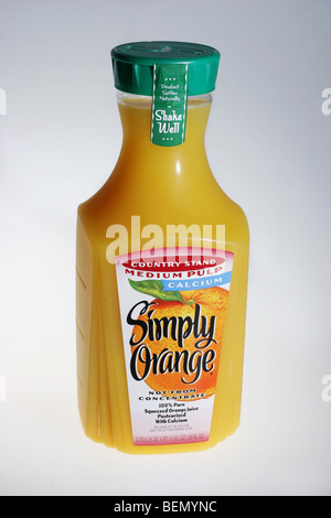 Einfach Orangensaft in einer Plastikflasche Bilder Bilder Fotos über Kopf hochauflösendes vertikales Format in den USA Hi-res Stockfoto