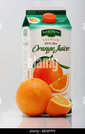 Orangensaft in Karton mit ganzer und einer Viertel-Orange isoliert ausgeschnitten Cutout-Bilder Fotos Verkauf auf Alamy vertikal in USA US hochauflösend Stockfoto