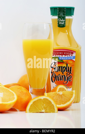 Einfach Orangensaft in der Plastikflasche Bilder Fotos groß hochauflösend Nahaufnahme Verkauf auf alamy vertikales Format in USA US hochauflösend Stockfoto