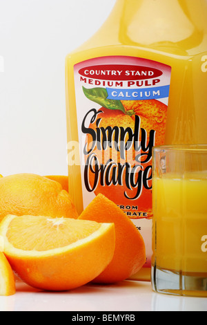 Einfach Orangensaft in der Plastikflasche Bilder Fotos sehr hohe Auflösung Nahaufnahme Verkauf auf alamy vertikates Format in USA US hochauflösend Stockfoto