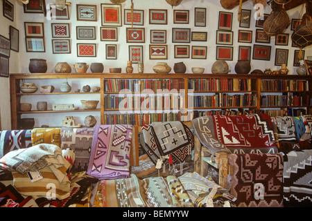 Der Teppich Rauminnenseite an Hubbell Trading Post National Historic Site, Navajo Indian Reservation, Ganado, Arizona, USA Stockfoto