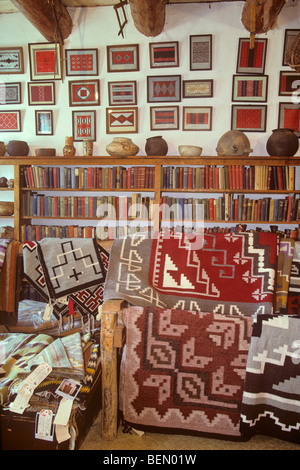 Der Teppich Rauminnenseite an Hubbell Trading Post National Historic Site, Navajo Indian Reservation, Ganado, Arizona, USA Stockfoto