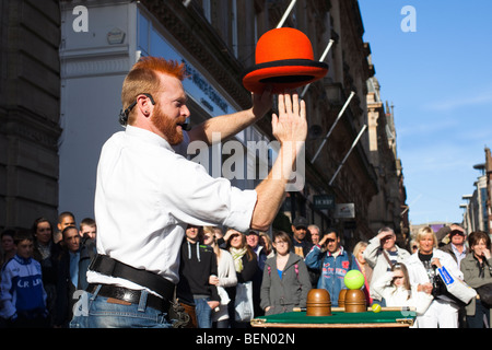 Tod verschiedene, Straße Entertainer magische Kunststücke in der Buchanan Street, Glasgow, Schottland Stockfoto
