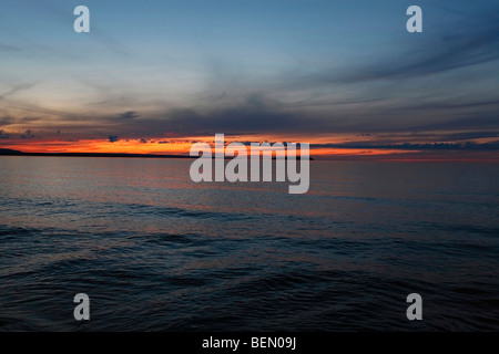 Lake Michigan in MI dramatischer oranger Sonnenuntergangshimmel über dunklem Wasser wunderschöne Wasserlandschaft von oben aus niemand horizontal in den USA Hi-res Stockfoto