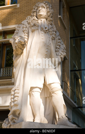 Die Statue von Sir Hans Sloane (1660-1753) im Zentrum von London. Stockfoto