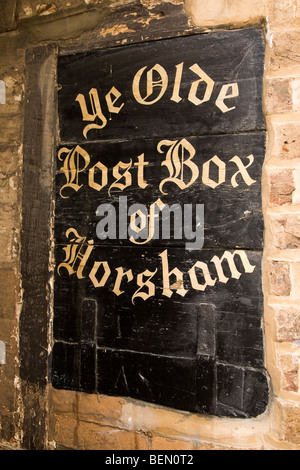 Ein Schild sagt "Ye Olde Briefkasten von Horsham" in der Stadt Horsham in Sussex. Es erinnert an eine vergangene Ära. Stockfoto