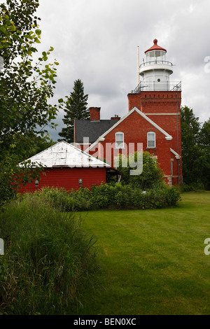 Der Big Bay Point Lighthouse in Michigan MI Upper Peninsula von vorne Nahaufnahme Bilder Bilder Fotos vertikales Format in den USA hohe Auflösung Stockfoto