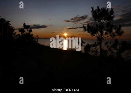 Lake Michigan am MI USA US Great Lakes Sonnenuntergang über dem Wasser dunkler Himmel mit orangem Mond dunkler Landschaftsstil Niemand horizontal Hi-res Stockfoto