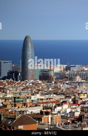 Blick auf den Agbar-Turm und die Skyline von Barcelona, Spanien. Es ist einer der neuesten französischen Architekten Jean Nouvel Architektur-Wunder. Stockfoto