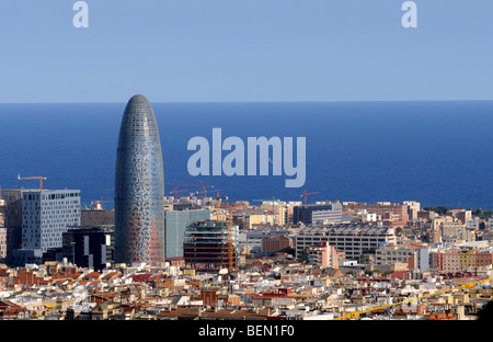 Blick auf den Agbar-Turm und die Skyline von Barcelona, Spanien. Es ist einer der neuesten französischen Architekten Jean Nouvel Architektur-Wunder. Stockfoto