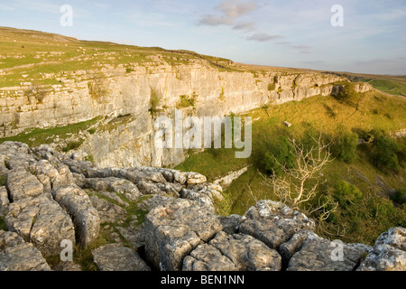 Die Aussicht von Malham Cove, einem riesigen Kalkstein-Feature in der Yorkshire Dales National Park, North Yorkshire UK Stockfoto