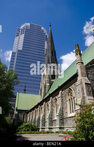 Der Christ Kirche-Kathedrale und die Tour-KPMG in der Innenstadt von Montreal, Quebec, Kanada Stockfoto