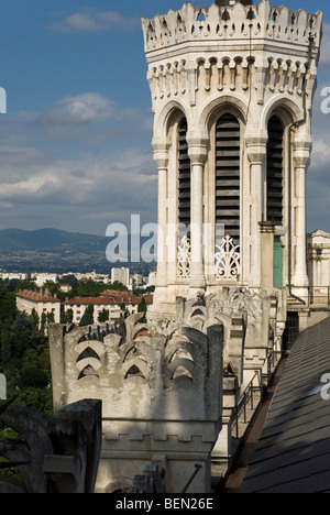 Glockenturm der Basilika Notre Dame de Fourvière, Lyon, Frankreich. Stockfoto