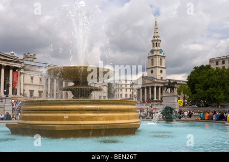 Kirche St. Martin in the Fields und Brunnen, Trafalgar Square, London, England, Stockfoto